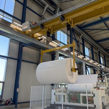 Transport of paper rolls The GIS overhead crane is used to transport paper rolls to the unwinding machine on the cosmetic tissue production line and to remove the empty cores.
