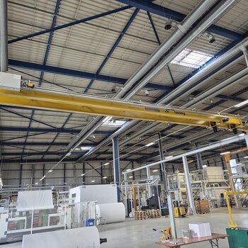 Freestanding system The crane system is designed as a free-standing system. The crane runway is mounted on a support structure consisting of ten columns.
