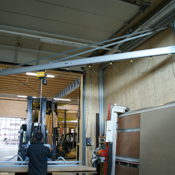 Das in den engen Raum integrierte GIS-Handlingsystem, bestehend aus Aluminium-Wanddrehkran, mit Elektrokettenzug und neuem Vakuumhebegerät