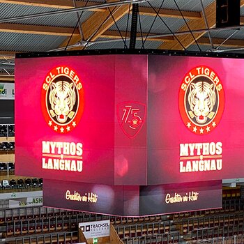 Videowürfel der SCL Tigers mit 114 m2 LED-Fläche, gehalten von drei GIS Motoren