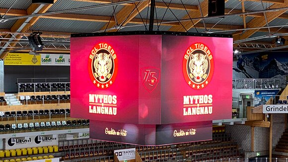 Videowürfel der SCL Tigers mit 114 m2 LED-Fläche, gehalten von drei GIS Motoren