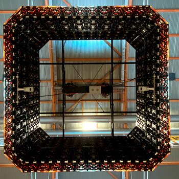 Elektrokettenzüge D8+ halten den Videowürfel sicher über der Eisfläche