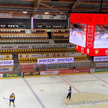 Le cube vidéo de 6 x 6 mètres des SCL Tigers en action pendant un match de hockey sur glace