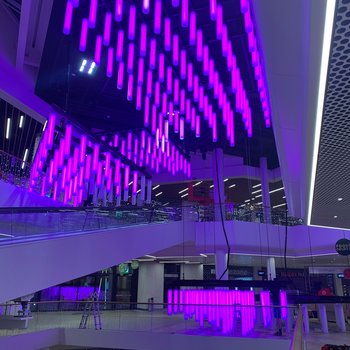 L'atrium du centre commercial Volkiland a reçu un nouveau système d'éclairage en novembre