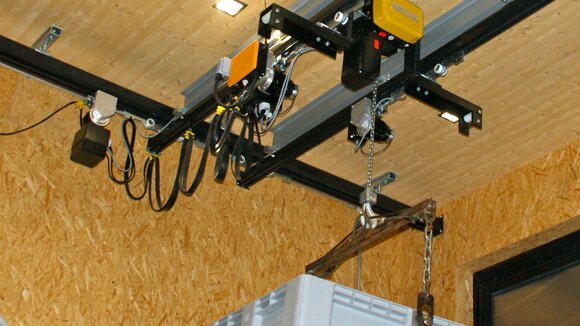 Dank hochgebautem Elektrokettenzug wird die verfügbare Raumhöhe optimal genutzt