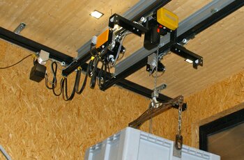 Dank hochgebautem Elektrokettenzug wird die verfügbare Raumhöhe optimal genutzt