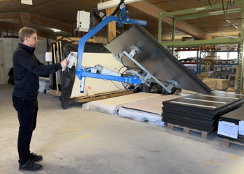 Mithilfe des Vakuum-Handlingsystems kann eine einzelne Person Werkstücke für den nächsten Arbeitsschritt platzieren und bei Bedarf um bis zu 180° wenden.