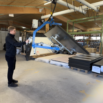 Mithilfe des Vakuum-Handlingsystems kann eine einzelne Person Werkstücke für den nächsten Arbeitsschritt platzieren und bei Bedarf um bis zu 180° wenden.