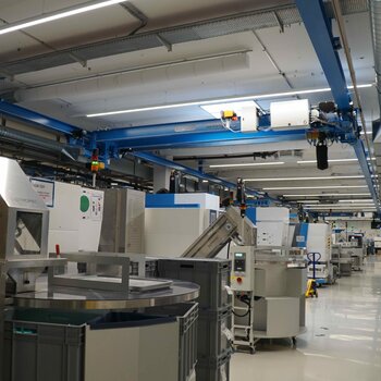 Die neue Krananlage bedient den gesamten Hallenbereich. Zwischen den Säulen gelangt jeweils ein Drehkran (hier zum Fahren eingeschwenkt) zum Einsatz.
