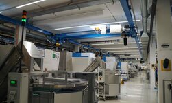 Die neue Krananlage bedient den gesamten Hallenbereich. Zwischen den Säulen gelangt jeweils ein Drehkran (hier zum Fahren eingeschwenkt) zum Einsatz.