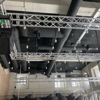 GIS Motoren halten ein Truss mit Lautsprecher