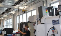 Leichtkransystem mit Elektrokettenzug für die Maschinenbestückung