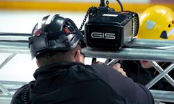 Kletterzug wird an Traverse befestigt, welche anschliessend mit Lautsprecher und Scheinwerfer ausgerüstet wird