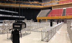Motor d8+ in Sportarena zum Halten von Traverse