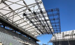 Kettenüge halten Gerüst mit Lautsprechersystem in Fussballstadion