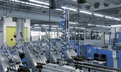 In einer Druckerei werden Papierrollen mit einem Synchronkettenzug gehoben