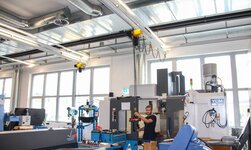 leichtkransystem mit elektrokettenzug für die maschinenbestückung