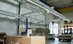 Das Kransystem ist an Kragarmen in die Produktionshalle integriert