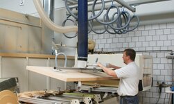 Kransystem in Schreinerei für den mühelosen Plattentransport