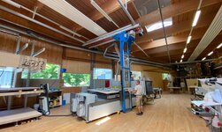Mit dem Kransystem werden Holzplatten vom Regal zur Maschine transportiert