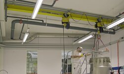 La grue est utilisée dans une usine de production chimique