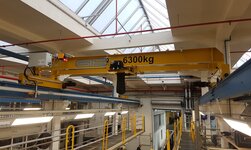 Moderner hallenkran mit elektrokettenzug, fahrendschalter und funksteuerung