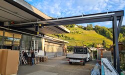 Ein Portalkran wird auf dem Vorplatz der Werkstatt für den Warenumschlag eingesetzt