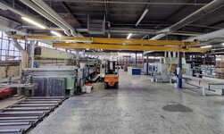 Hallenkran mit ausfahrbarer Kranbrücke für grösseren Arbeitsbereich