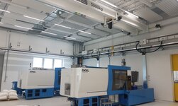 Hallenkran wird eingesetzt für das Bestücken von Maschine