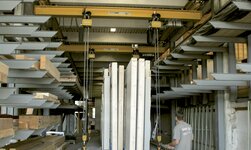 sorgfälltige beförderung von schweren und langen holzplatten