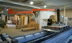 In Schreinerei werden Holzplatten mittels Drehkran befördert