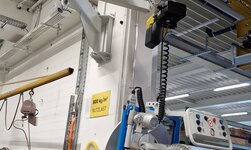 Gelenkwanddrehkran mit Vakuumheber Mittels Vakuumheber wird das Transportgut angebhoben und mittels Drehkran von einer Arbeitsstation zur nächsten gebracht.