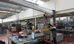 Bequemes Materialhandling mit Drehkran und Elektrokettenzug