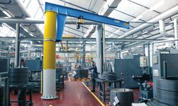 Säulendrehkran in Produktionshalle Grosse Kabelrolle wird mit Drehkran gehoben