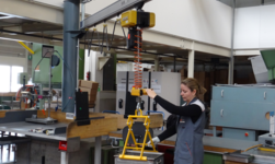 Mobiler Drehkran mit Aluminium Ausleger Bequemes Materialhandling mit Drehkran und Elektrokettenzug