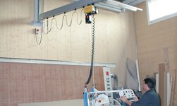 Wanddrehkran mit Vakuumheber für Holzplatten Drehkran im Einsatz in der Holzverarbeitung zum Verschieben von Platten