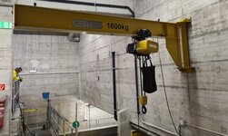 Wanddrehkran mit Kettenzug GP Der Wanddrehkran ist an einer Betonmauer befestigt
