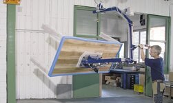 Wanddrehkran mit Vakuum-Wendegerät Vakuum-Handlingsystem wird in Schreinerei eingesetzt um Tische zu drehen