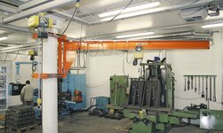 Wanddrehkran mit Säulenbefestigung Werkhalle mit Drehkranen und Kransystemen