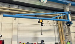 Wanddrehkran Schweisserei Mit dem Elektrokettenzug am Schwenkkran werden Güter auf den Schweisstisch transportiert