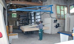 Wanddrehkran mit Schlauchheber Kransystem wird verwendet um Holzplatten von Gabelstabbler zu heben