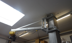 Wanddrehkran mit Säulenumklammerung Arbeitskran mit Elektrokettenzug an Betonsäule befestigt