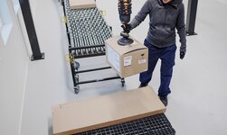 Schnelle und einfache Beförderung von Kartonschachteln mittels Schlauchheber