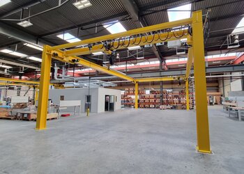 Ein freistehendes System sorgt für den flurfreien Warentransport