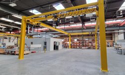 Ein freistehendes System sorgt für den flurfreien Warentransport