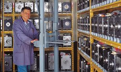 Werkzeuge werden mit Kransystem im Lager verräumt
