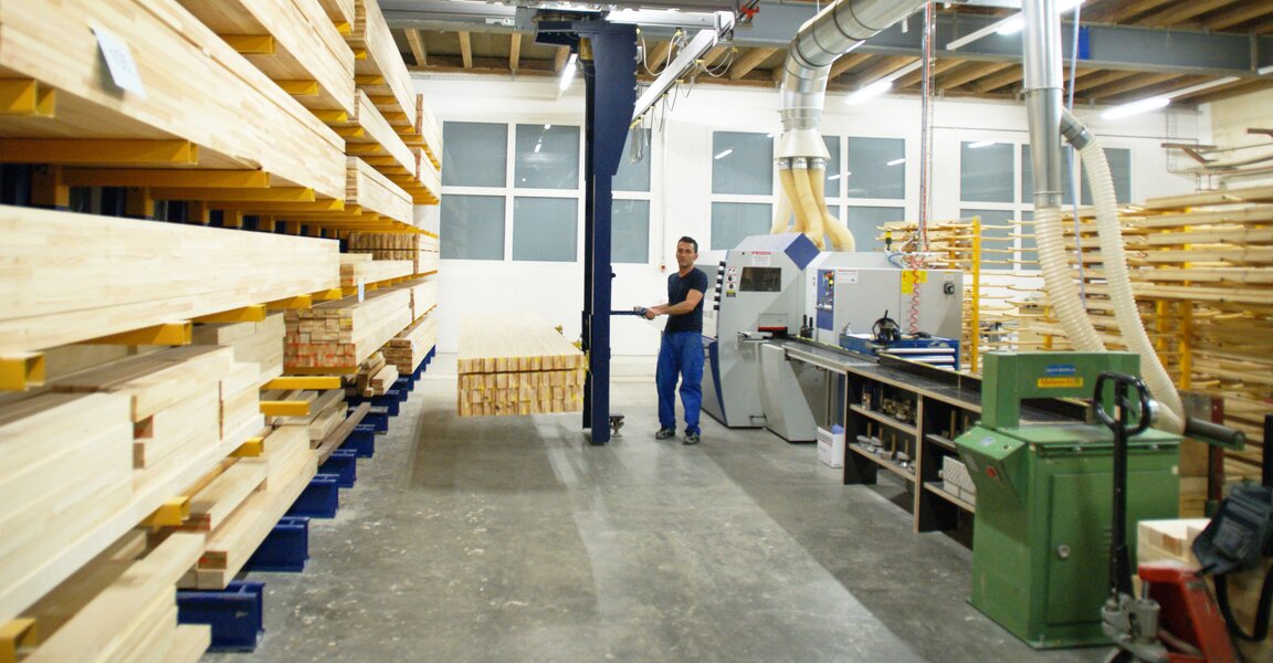 Shelf storage operation unit Crane system for the efficient storage and retrieval of panels and pallets in the warehouse.
